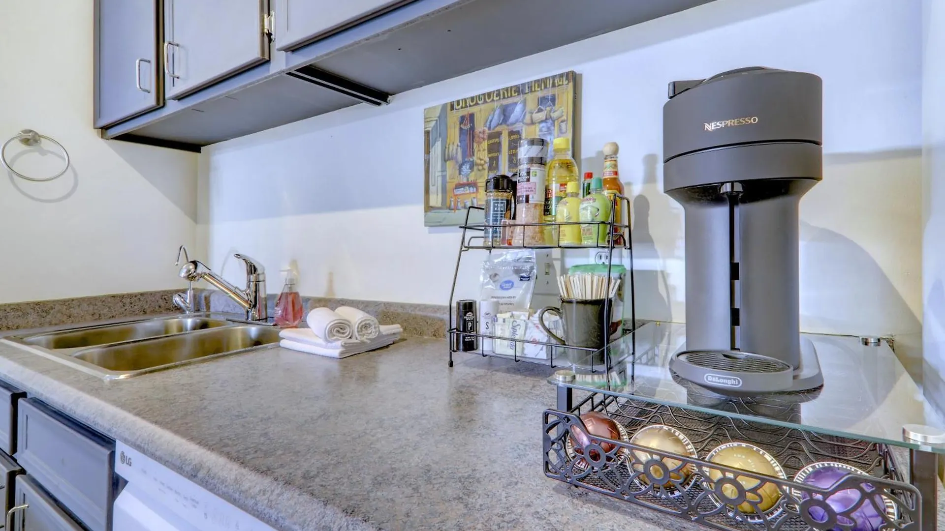 Spacious Top Floor At Stampede W Free Parking And Ac Calgary Apartment