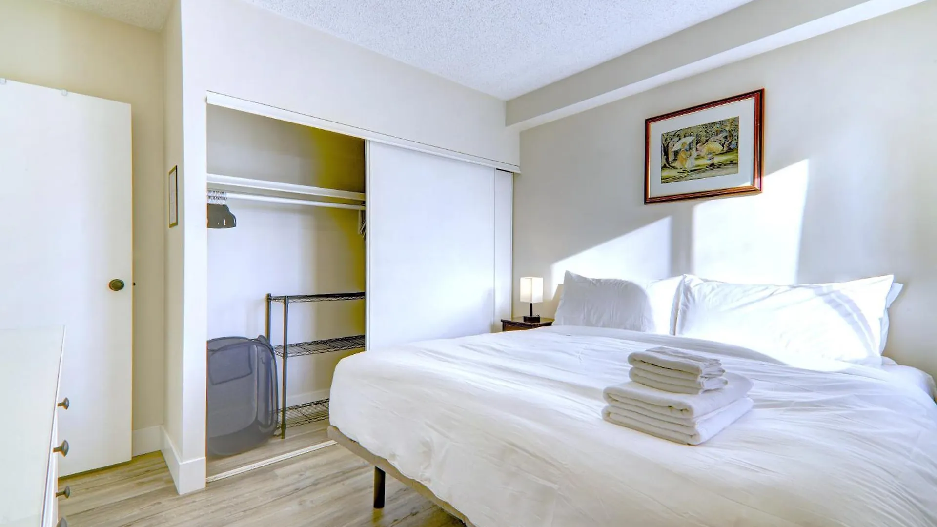 Spacious Top Floor At Stampede W Free Parking And Ac Calgary