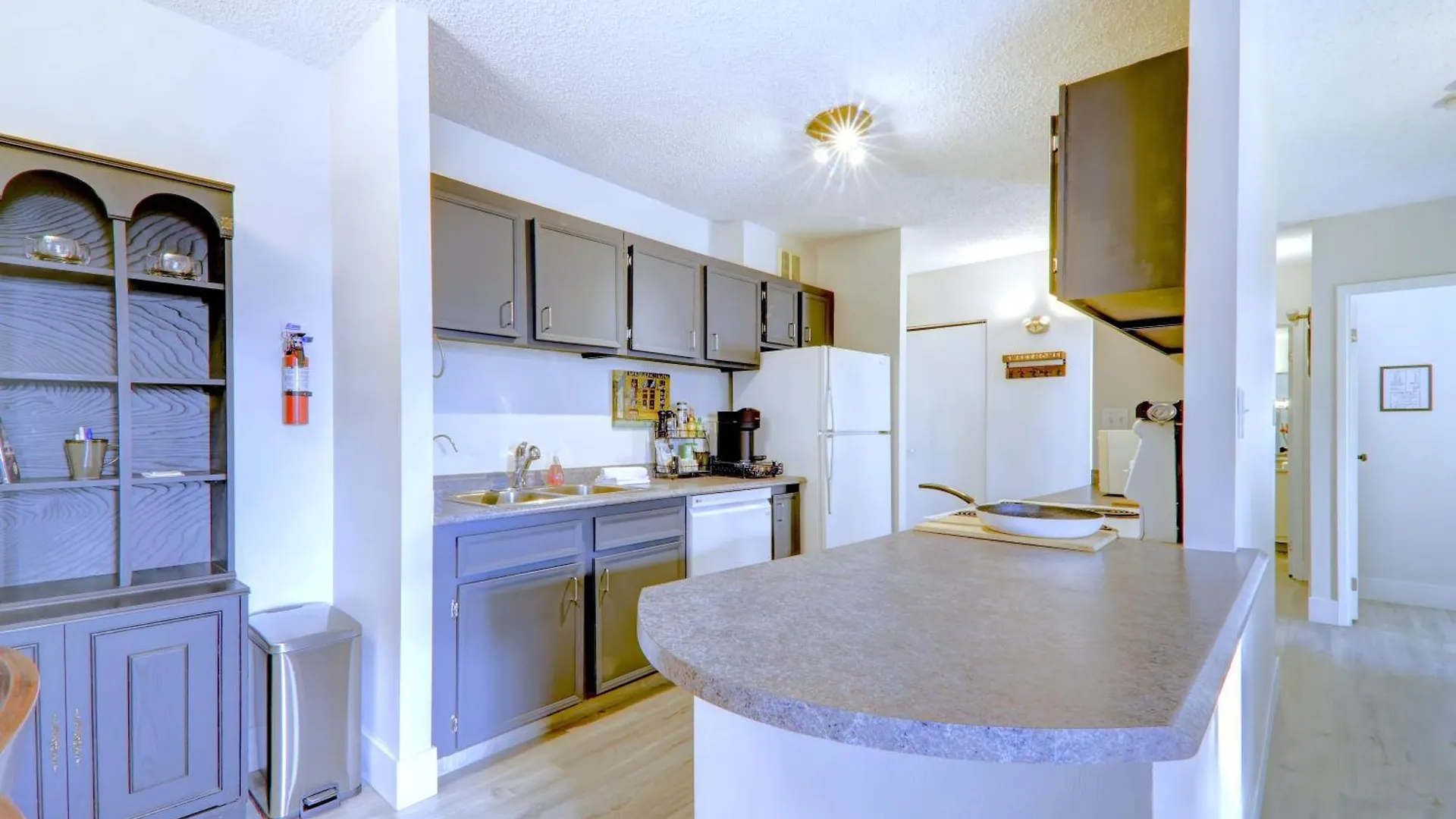 Spacious Top Floor At Stampede W Free Parking And Ac Calgary Apartment