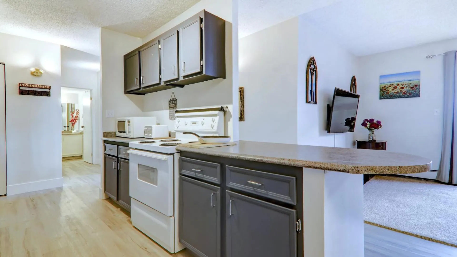 Spacious Top Floor At Stampede W Free Parking And Ac Calgary 0*,  Canada