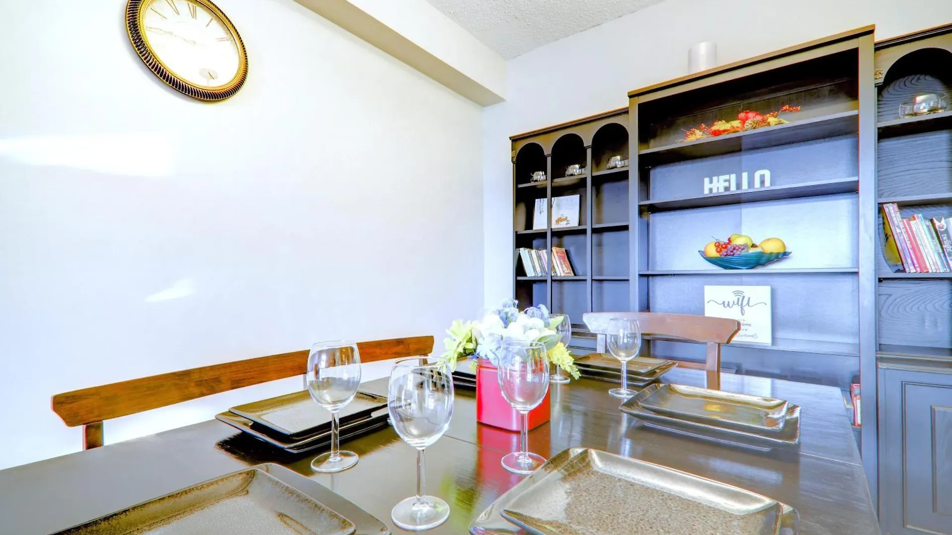 Spacious Top Floor At Stampede W Free Parking And Ac Calgary Apartment