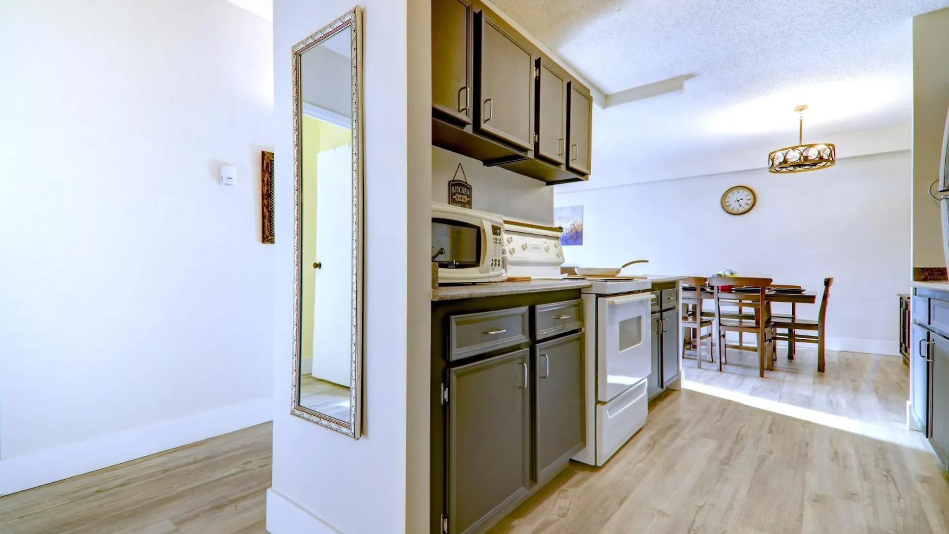 Apartment Spacious Top Floor At Stampede W Free Parking And Ac Calgary Canada