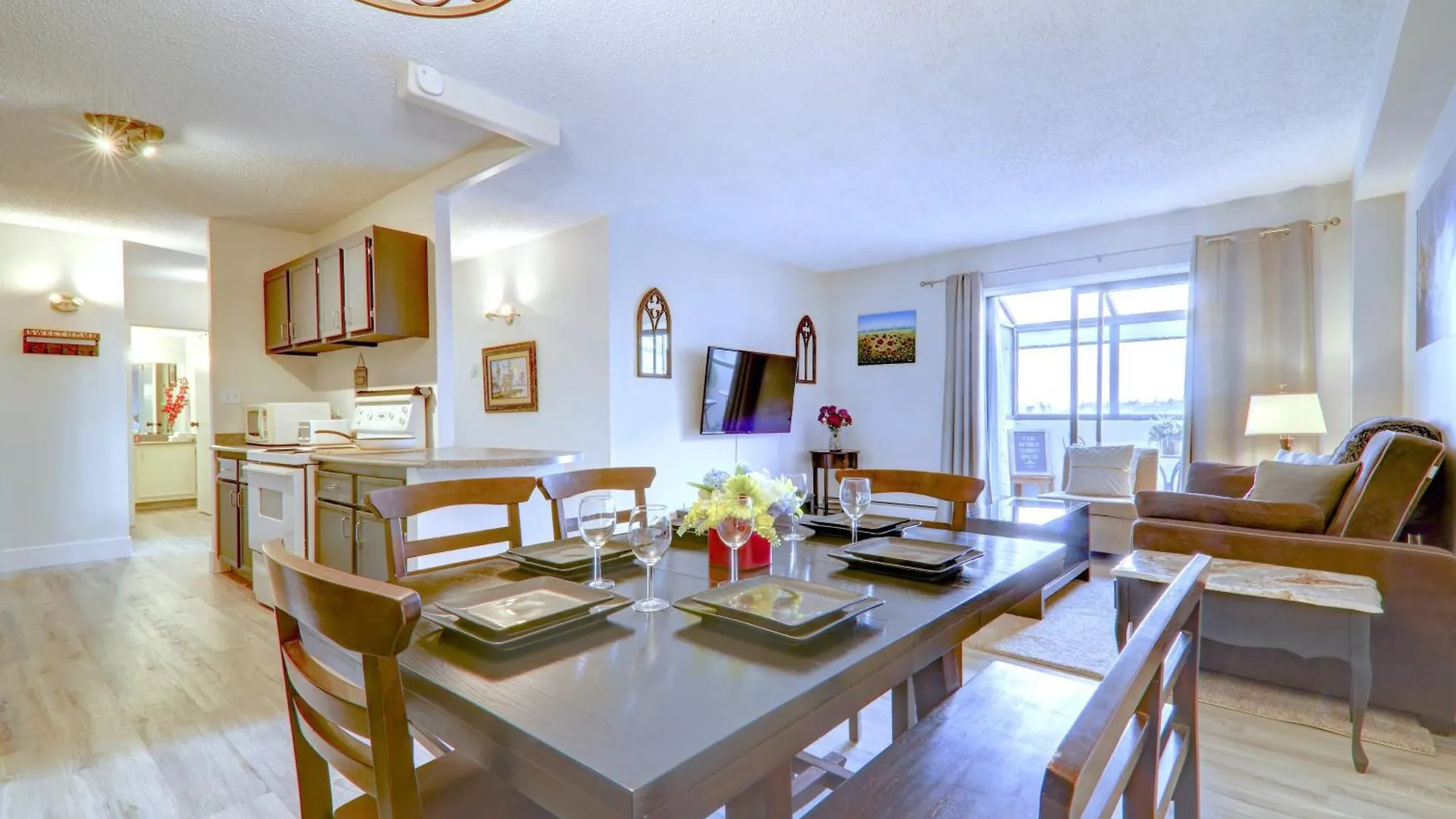 Spacious Top Floor At Stampede W Free Parking And Ac Calgary Apartment